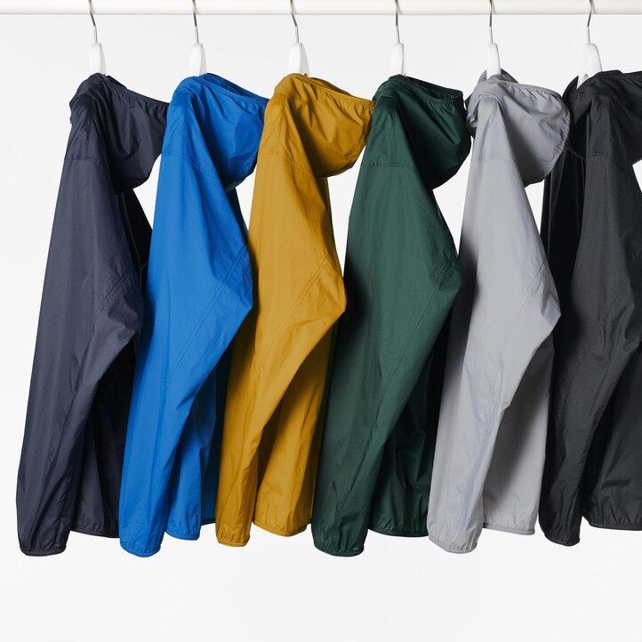 chaquetas uniqlo naranjas con protección uv y corte 3d para hombre.