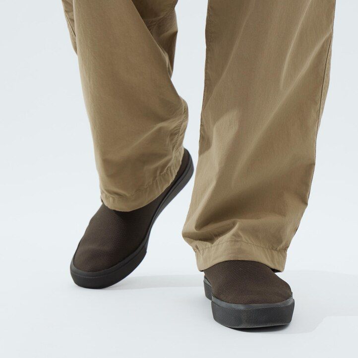 pantalones parachutergo de corte ancho uniqlo para hombre en color oliva
