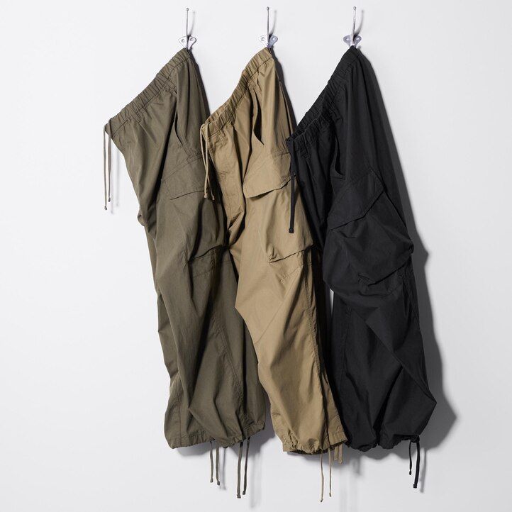 pantalones parachutergo de corte ancho uniqlo para hombre en color oliva