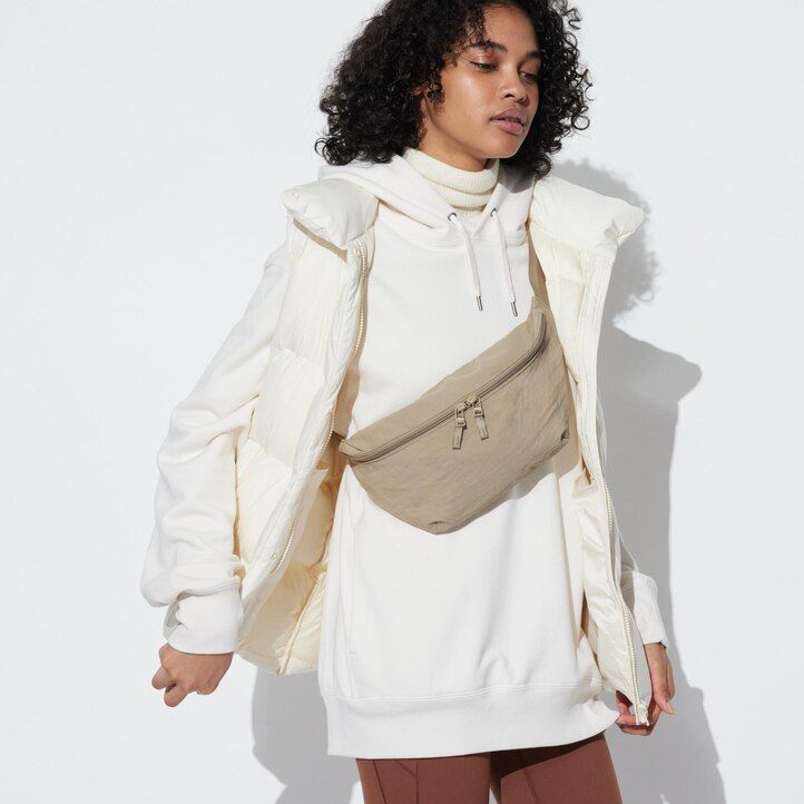 bolso bandolera de nailon uniqlo para mujer color beige