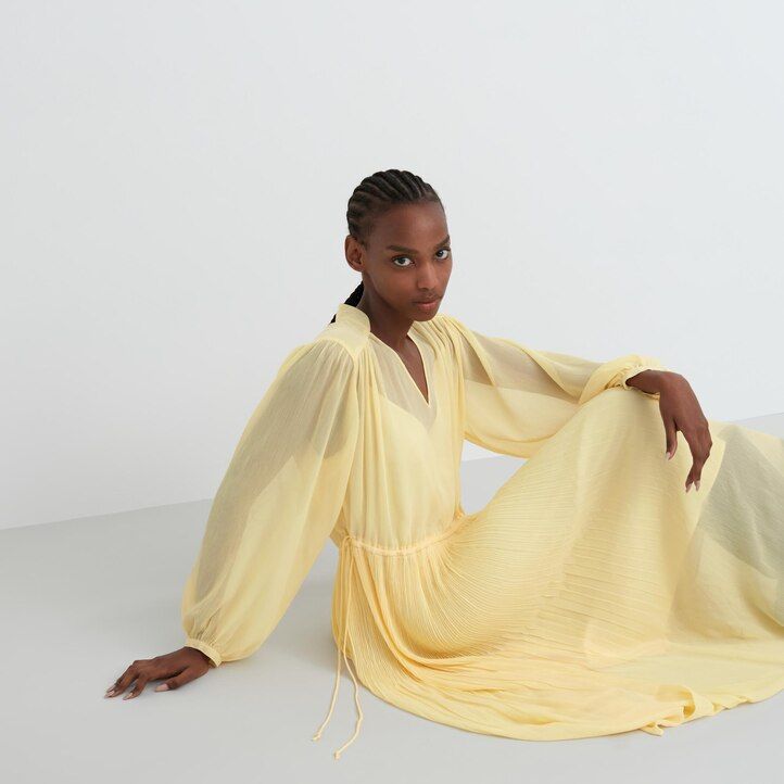 vestido uniqlo de gasa con mangas plisadas para mujer color amarillo