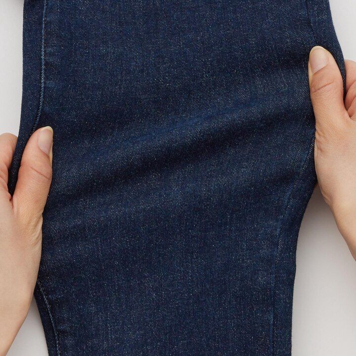 vaqueros ajustados de tiro alto y ultraelásticos uniqlo para mujer color azul marino