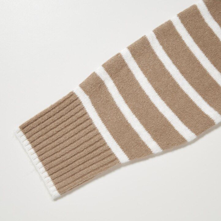 suéter de cuello alto a rayas de hilo souffle de uniqlo para mujer en beige