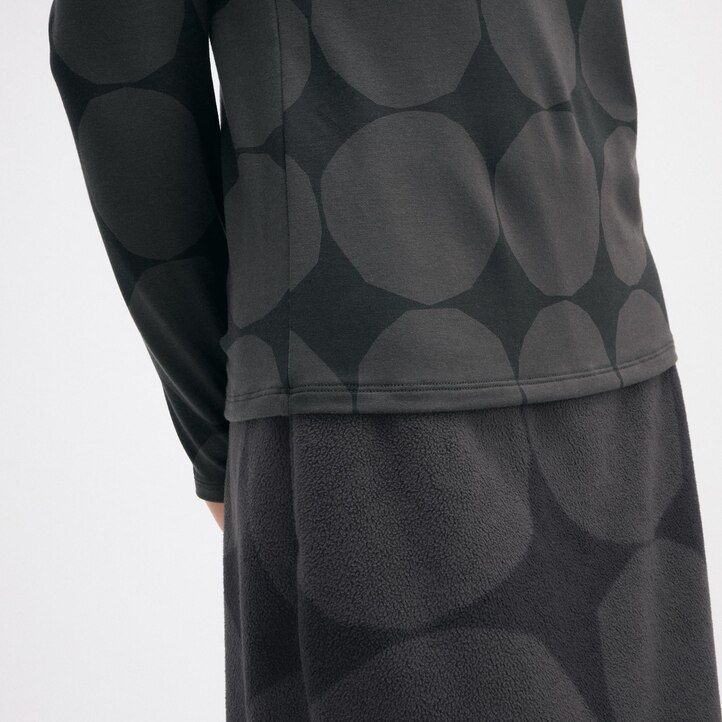 camiseta térmica uniqlo heattech con estampado de puntos y mangas para mujer color gris oscuro