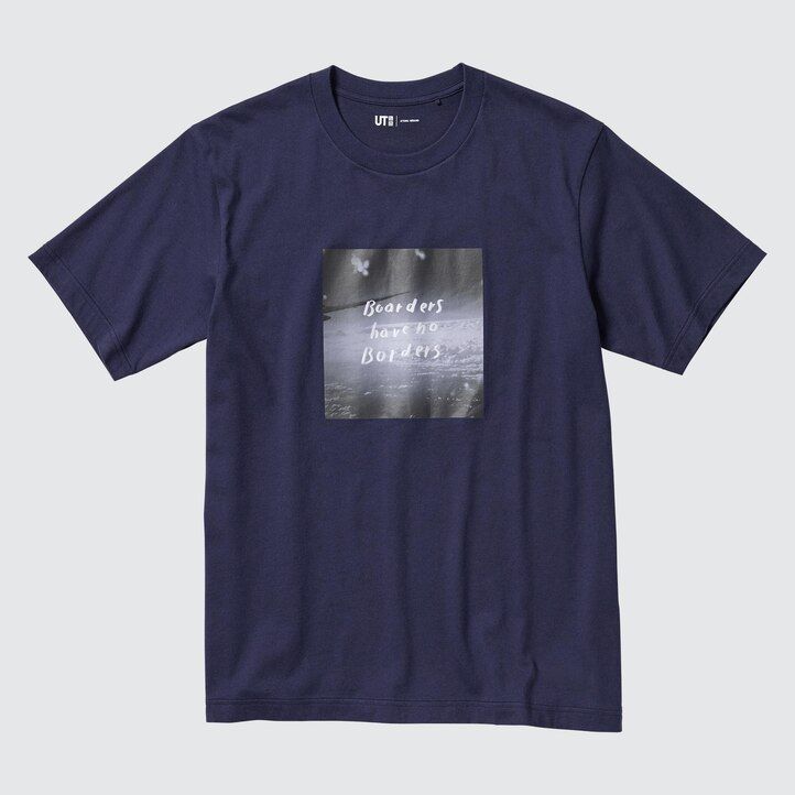camisetas para mujer de ayumu hirano con estampado peace for all de uniqlo en azul marino