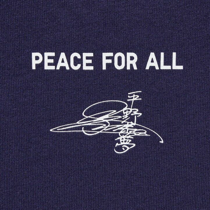 camisetas para mujer de ayumu hirano con estampado peace for all de uniqlo en azul marino